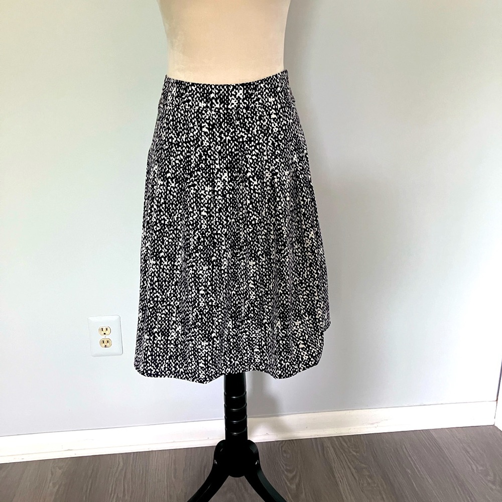 Talbots black & white skirt NWT in size 12 Petite.